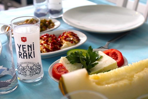Чем лучше закусывать турецкую водку ракы