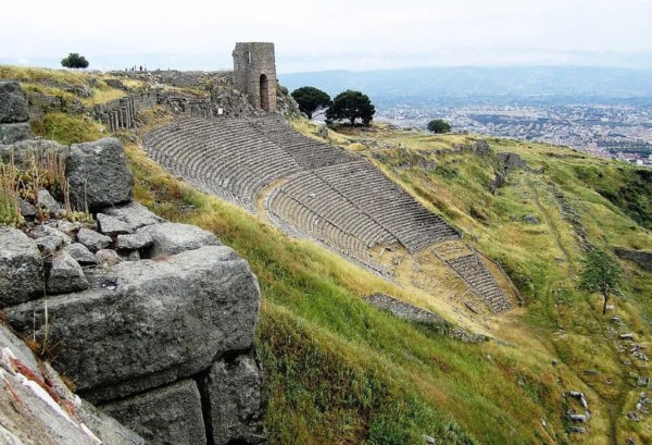 В Пергаме был амфитеатр, который мог вместить 50 000 человек