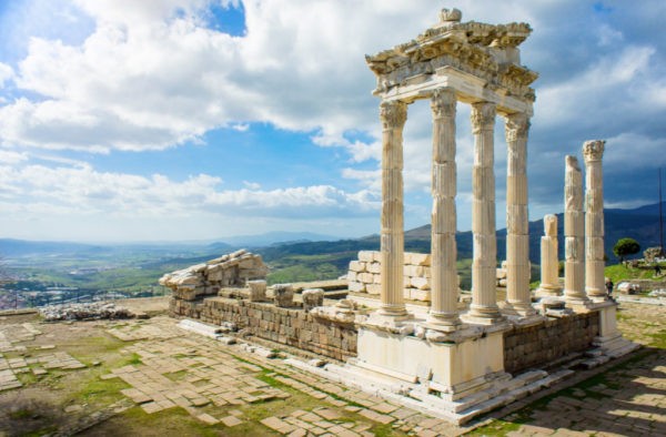 Храм Траяна в древнем городе Пергам, Бергама, Турция.
