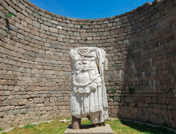 Безголовую бронированную статую Траяна можно увидеть в храме Траяна в Пергаме