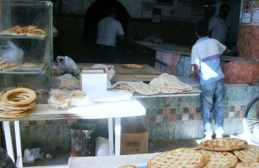 Пекарня" Фирин " в Антакье. Пекари пекут не только хлеб, но и пиде с начинкой, которую приносят покупатели.