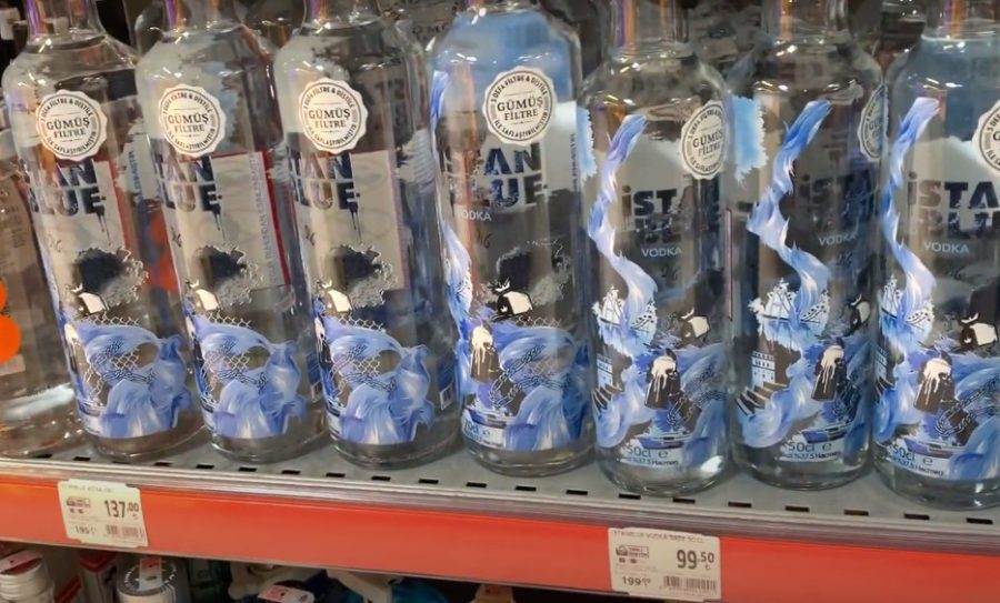 Минимальные цены на водку в Турции 99,50 лир это около 900 рублей